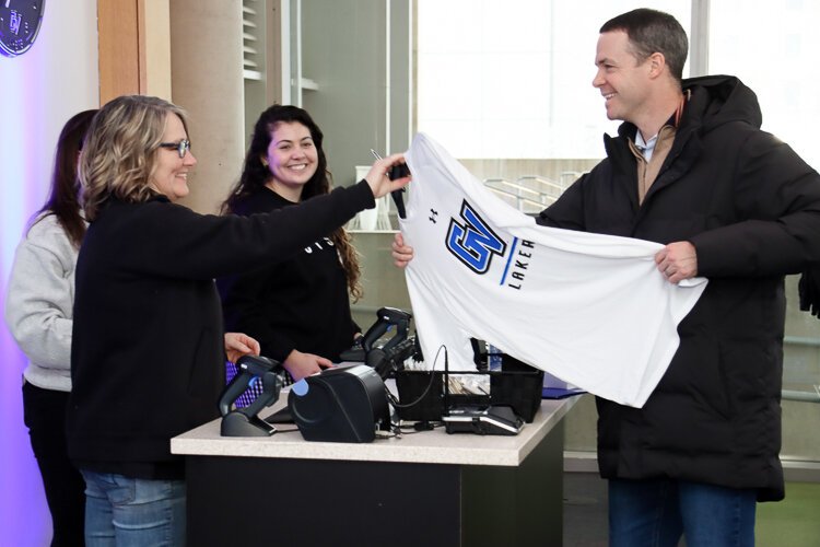 Downtown Grand Rapids Inc.'s President and CEO Tim Kelly shows his support for GVSU.