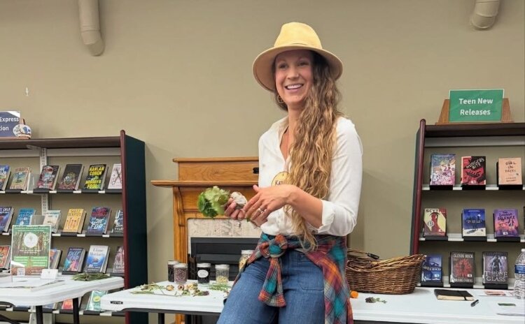 Katie Venechuk discusses Discussing edible invasive species during her forgaging program.