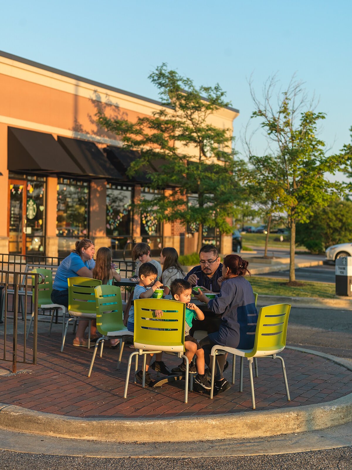 Algunas familias disfrutan de la noche sentados separados en Peachwave Frozen Yogurt & Gelato.