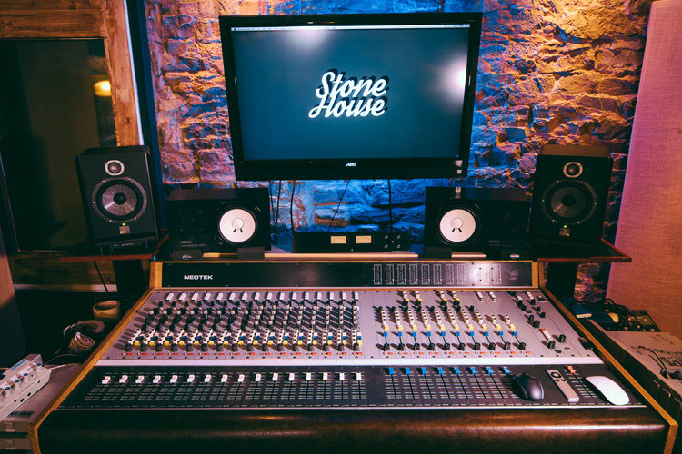 DEVStoneHouse03