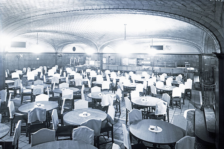 An interior room of the Pantlind Hotel.